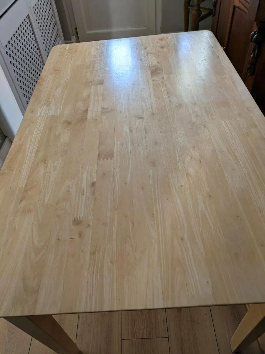 Table and chairs - Image 4