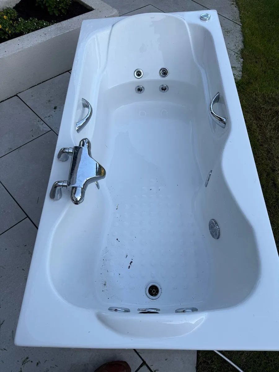 Jacuzzi bath - Image 1