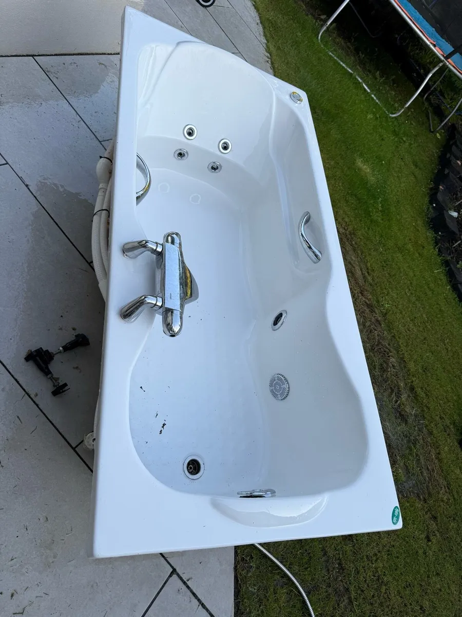 Jacuzzi bath - Image 2