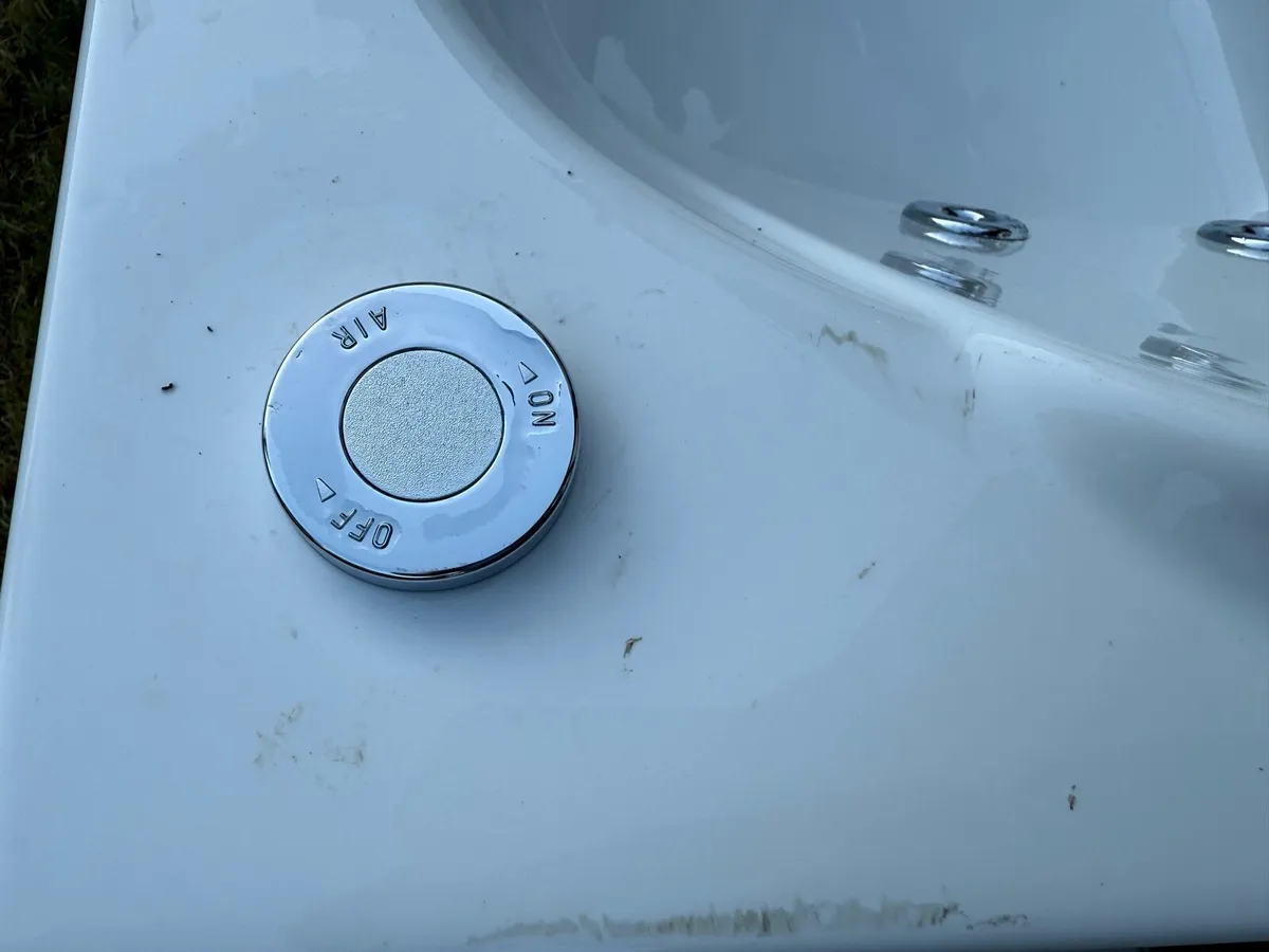 Jacuzzi bath - Image 3