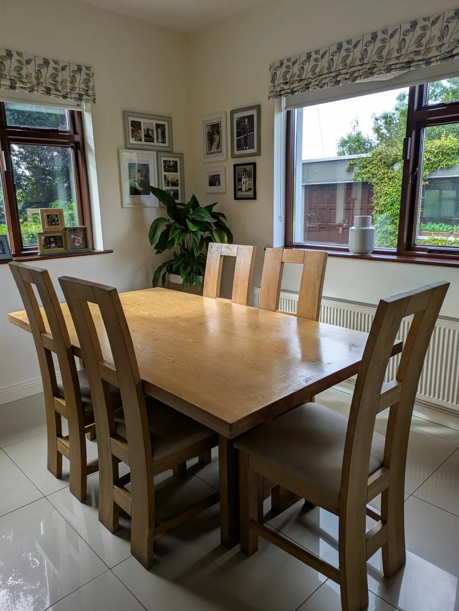 Table, chairs, bed, lockers - Image 1