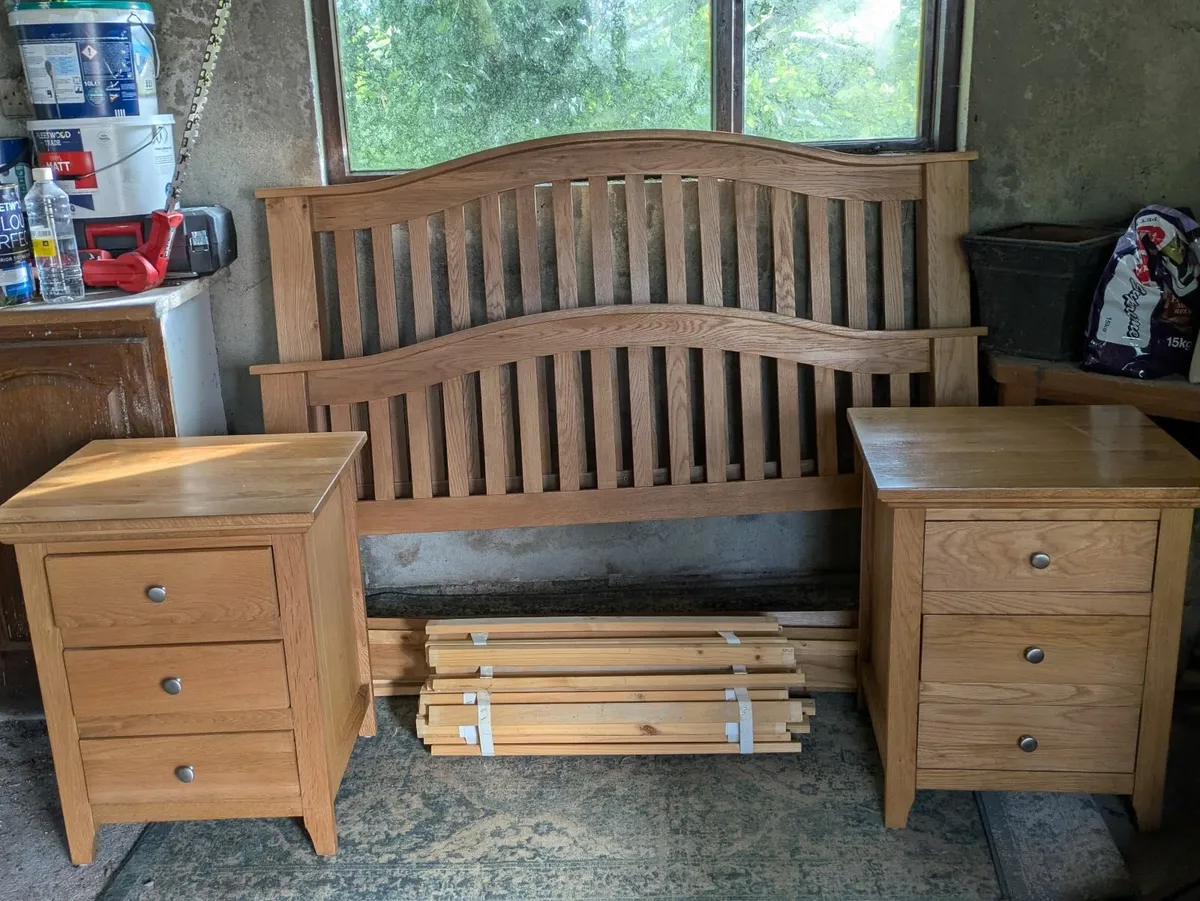 Table, chairs, bed, lockers - Image 3
