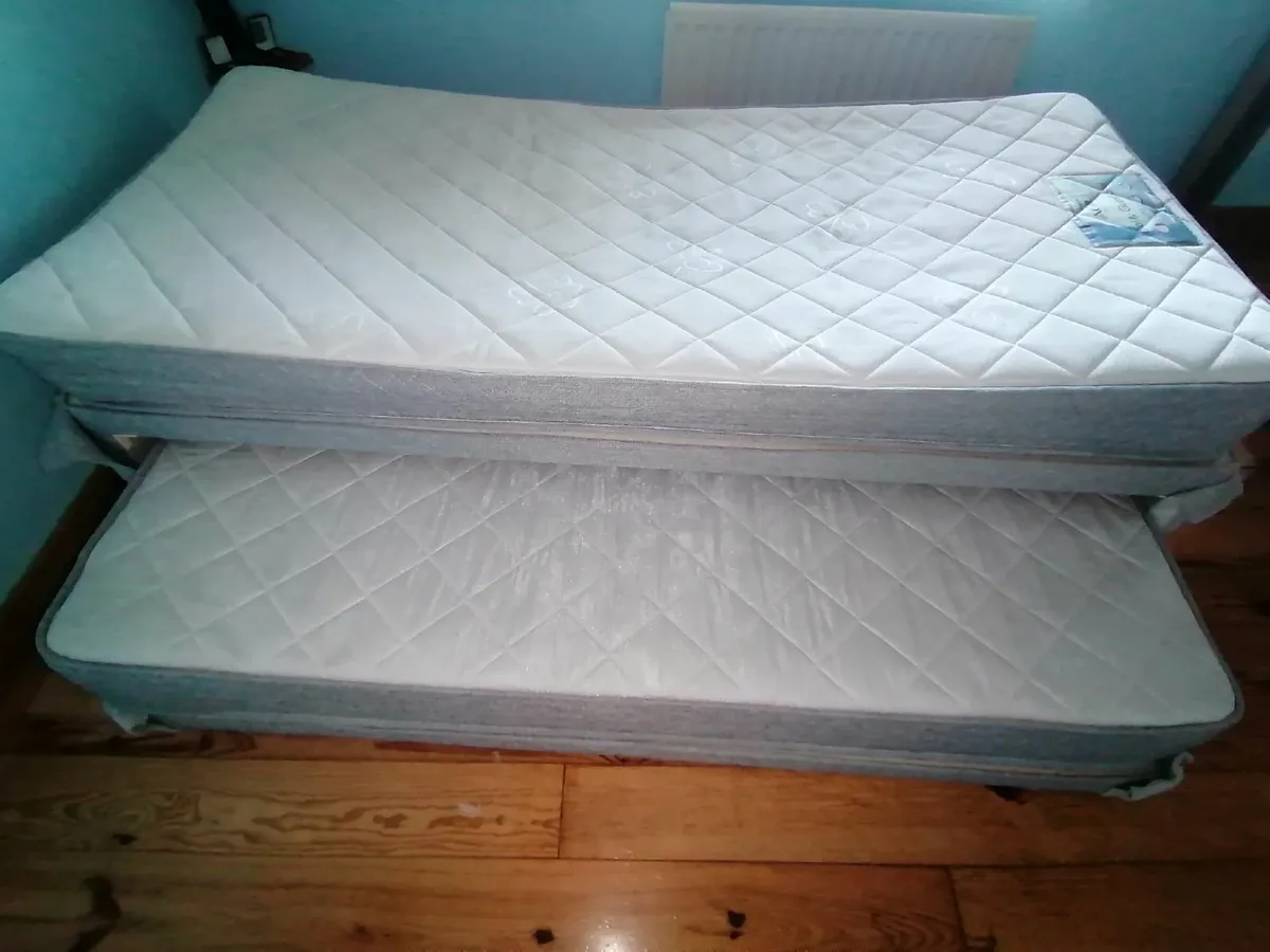 Bed and mattress - Image 2
