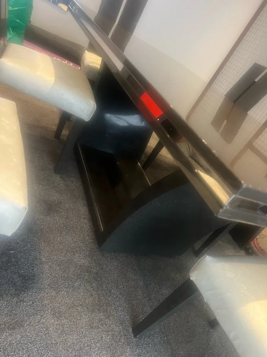 Table and chairs - Image 1