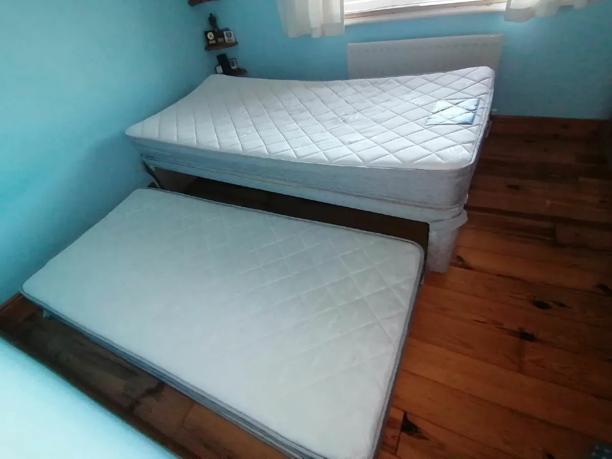 Bed and mattress - Image 3