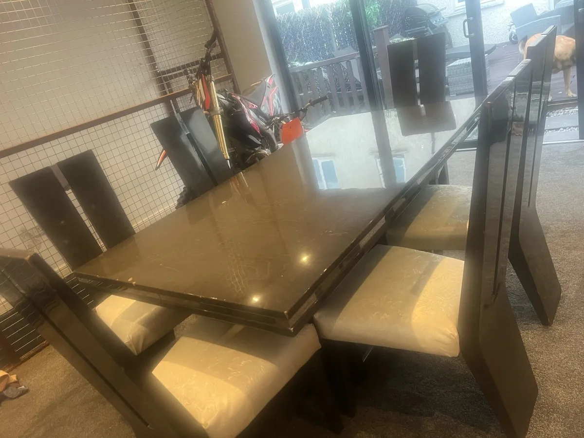 Table and chairs - Image 2