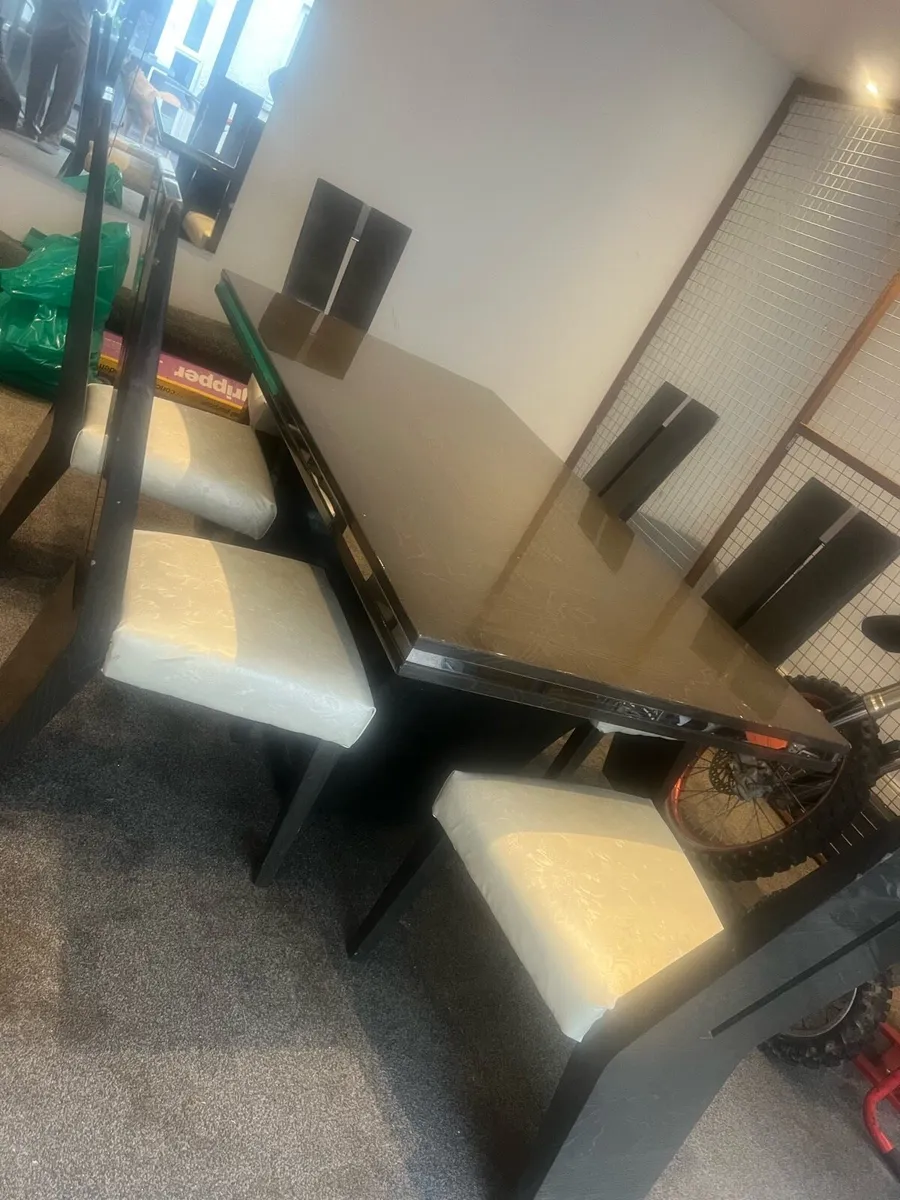 Table and chairs - Image 3