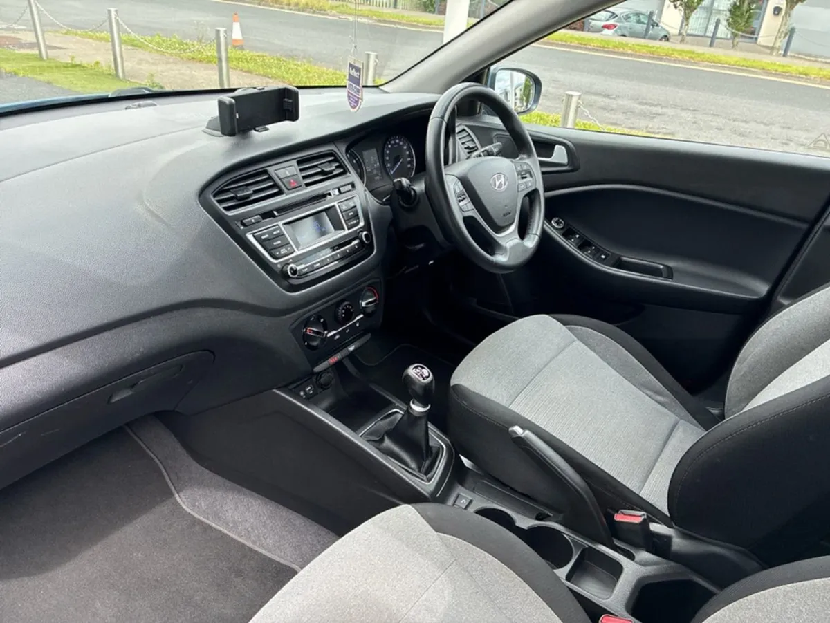 Hyundai i20 Deluxe 5DR - Image 3