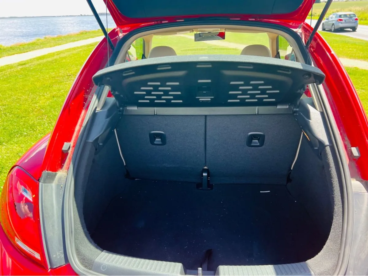 Volkswagen Beetle Huge Spec / Auto / Finance Avai - Image 4
