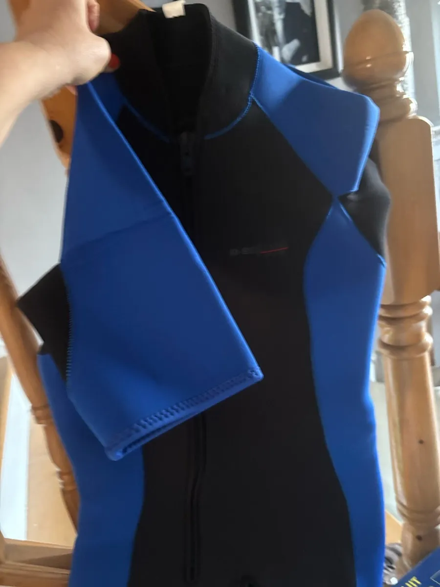 2 Women’s size L 5mm wet suits (new) - Image 1