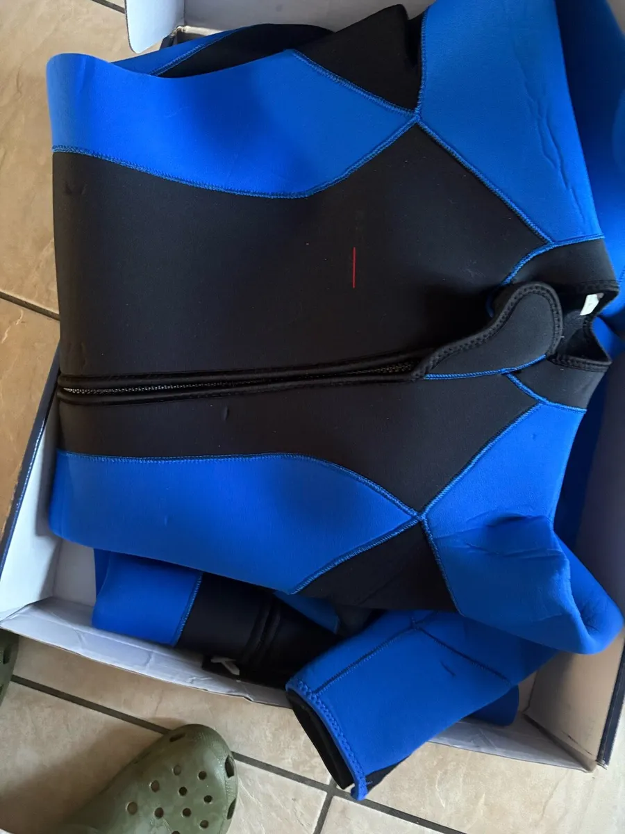 2 Women’s size L 5mm wet suits (new) - Image 3