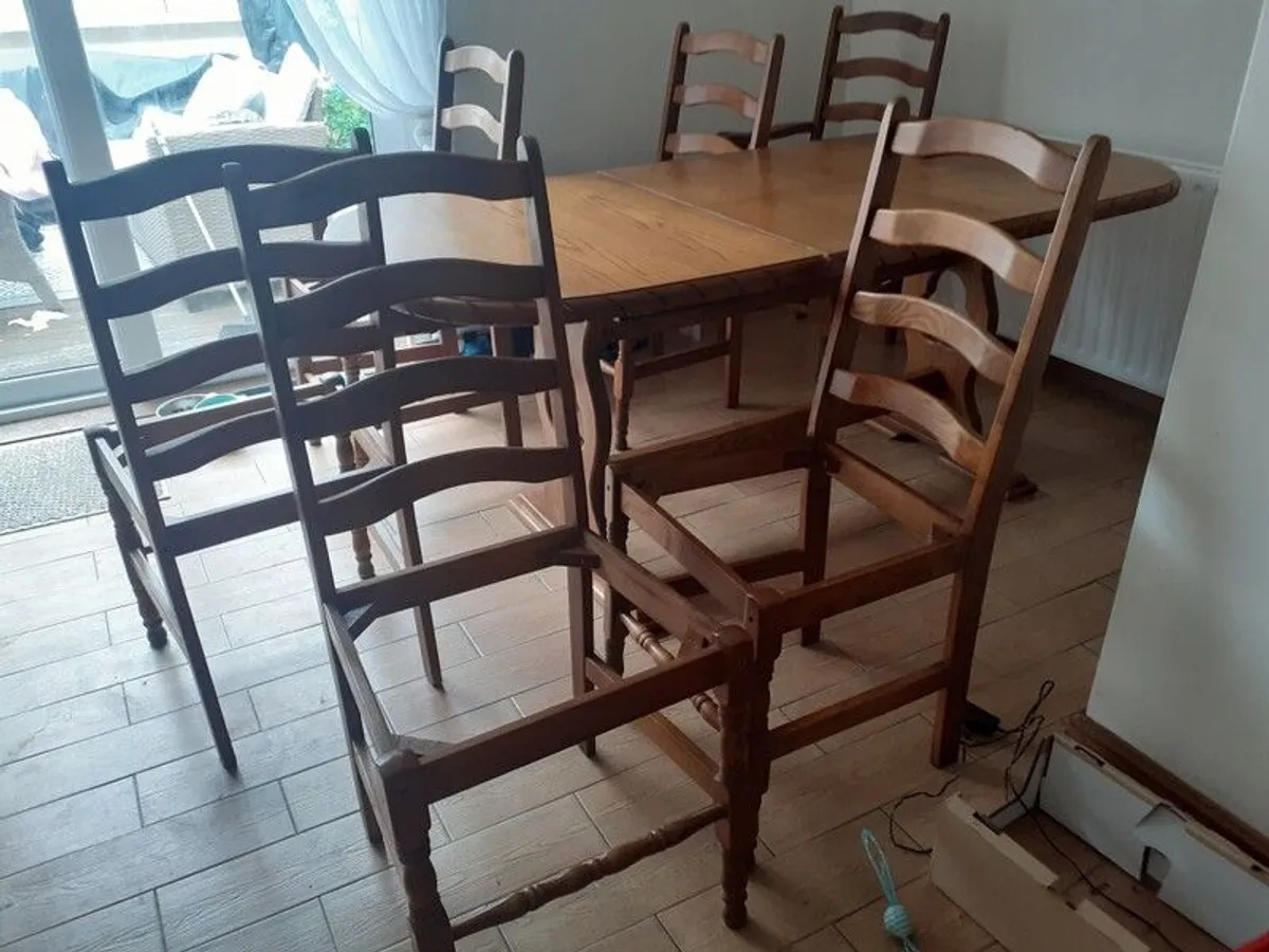 Beautiful Oak Dining Table 4 Chairs And 2 Carvers - Image 3