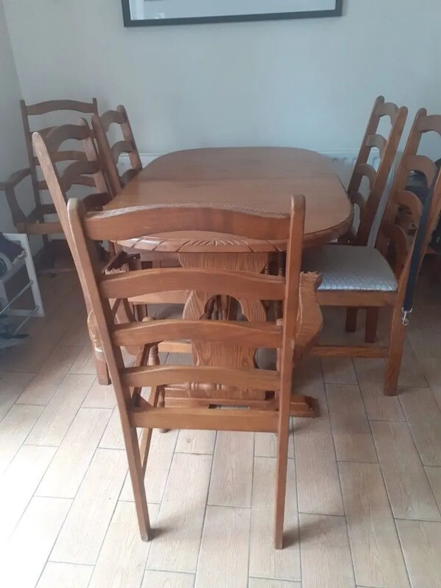 Beautiful Oak Dining Table 4 Chairs And 2 Carvers - Image 4