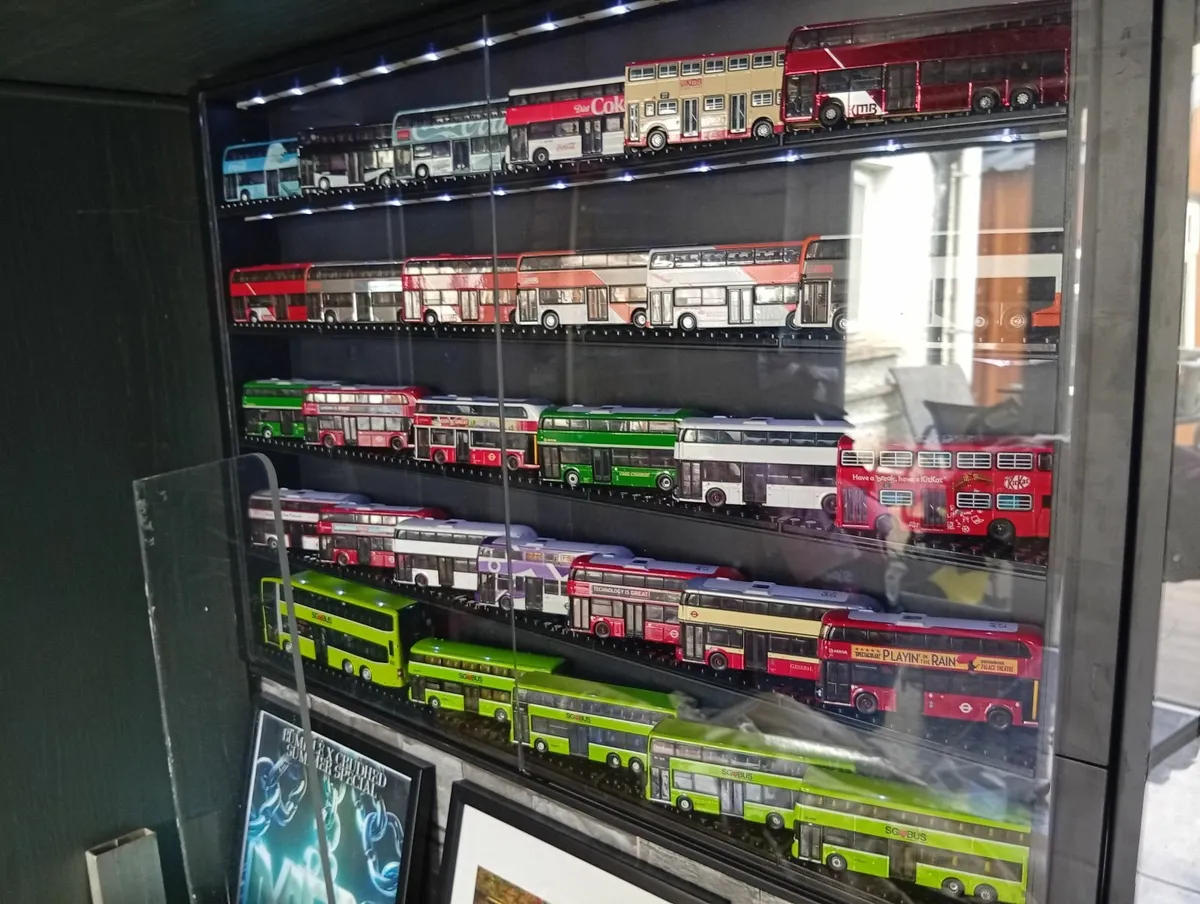 1:110 scale diecast bus models - Image 3