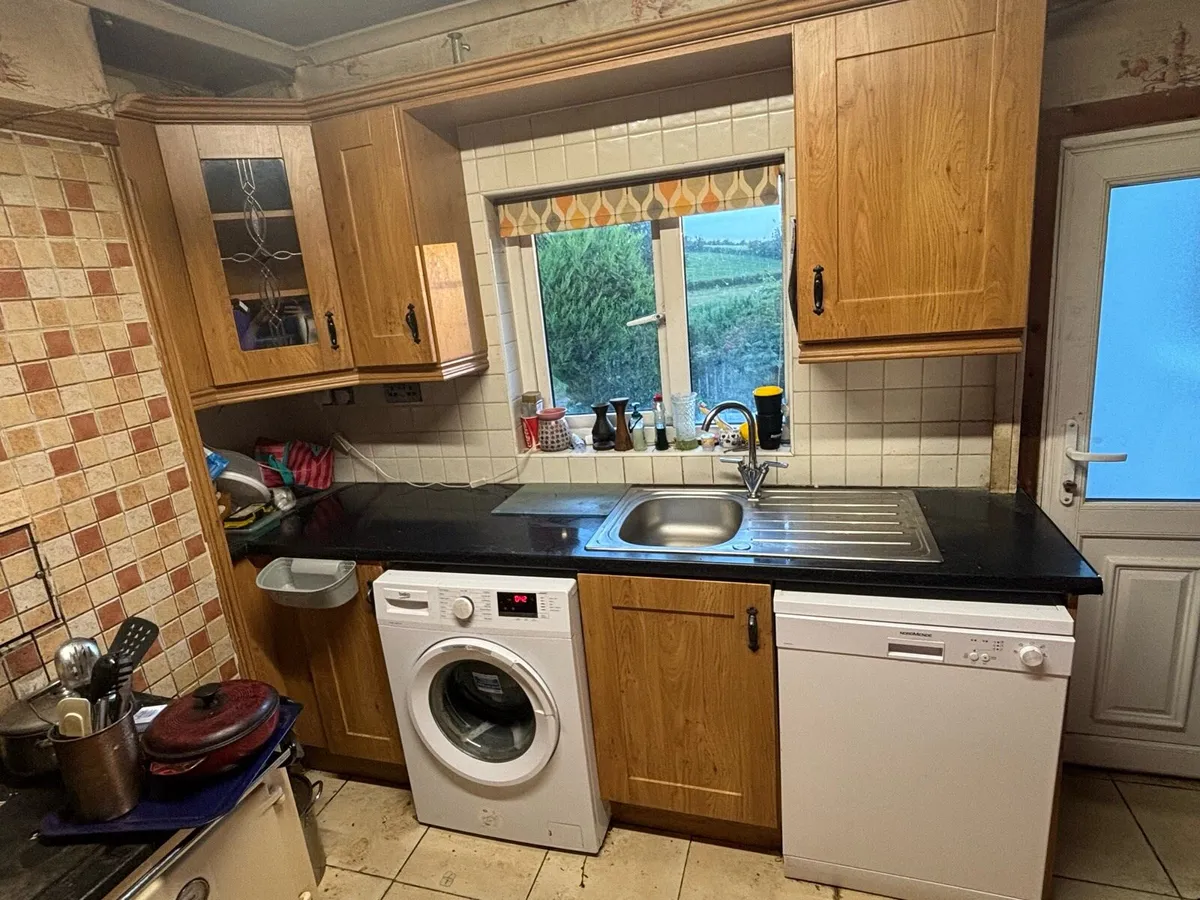 Kitchen units & cooker & hob included - Image 1