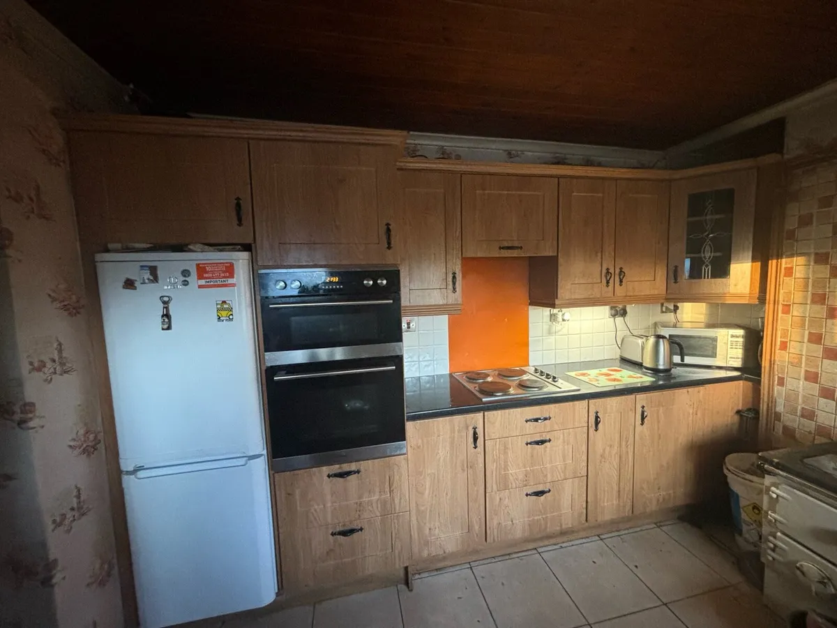 Kitchen units & cooker & hob included - Image 2