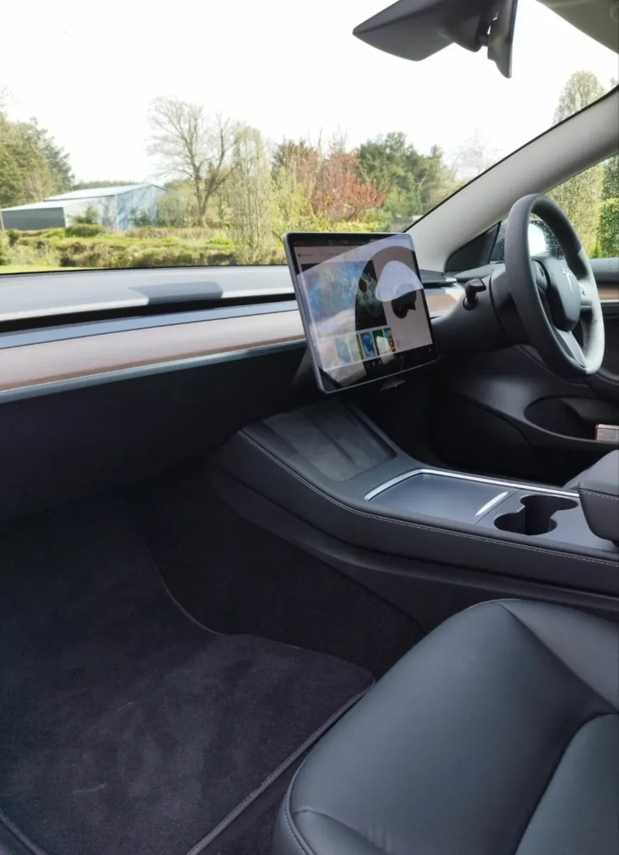 Tesla Model 3 2023 Black 94% battery health - Image 4