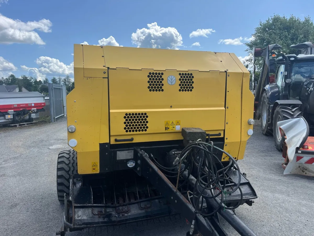 New Holland  BR6090 - Image 1