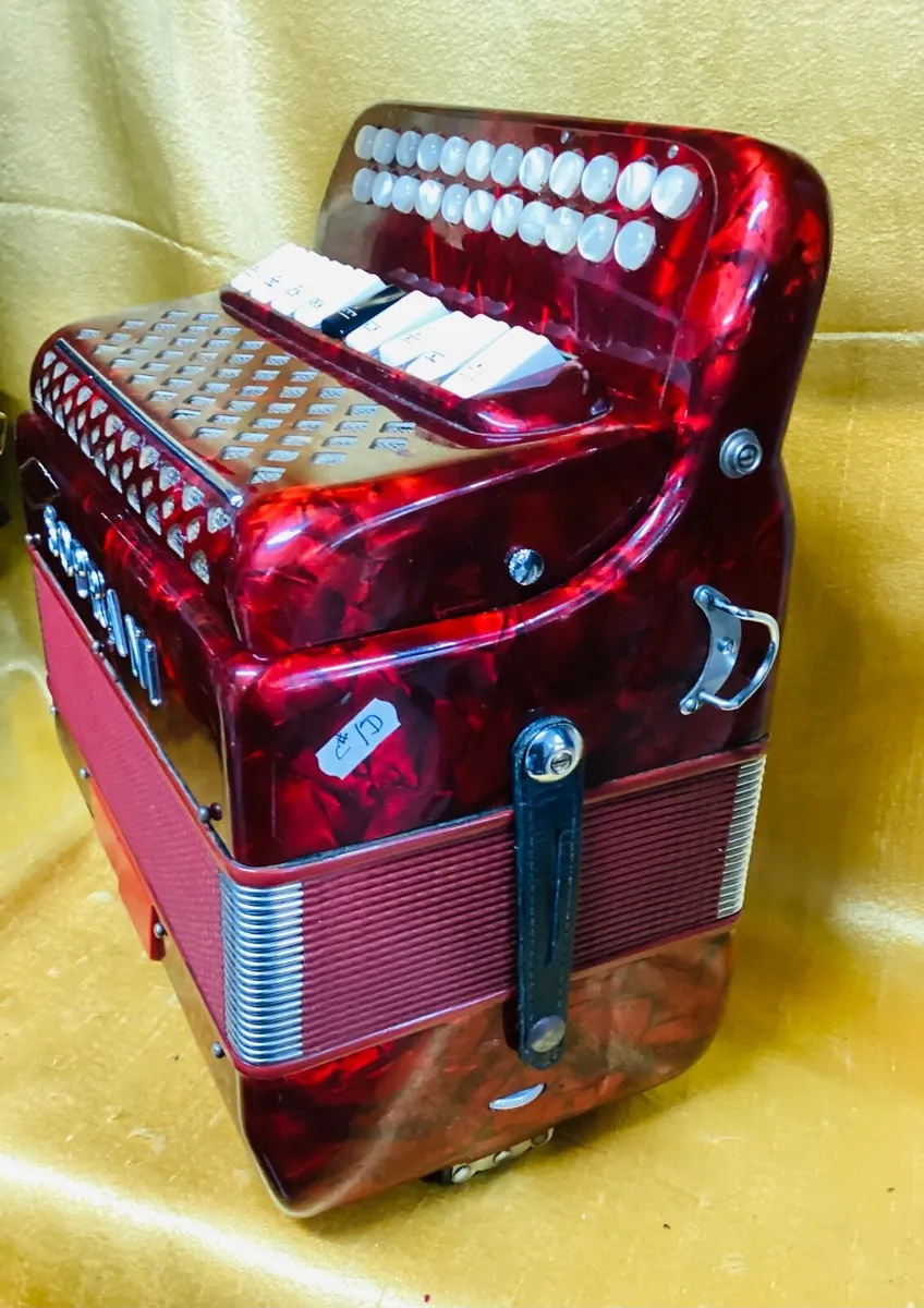 V SOPRANI C#/D 4 VOICE BUTTON ACCORDION USED - Image 3