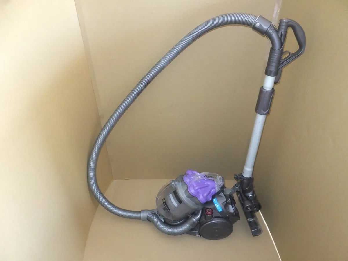 DYSON vacuum cleaner - Image 1