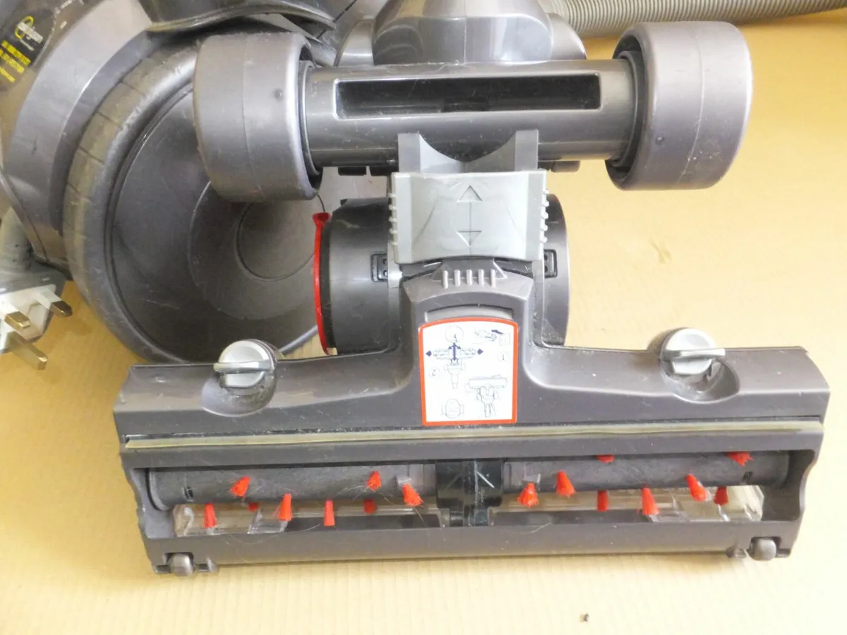 DYSON vacuum cleaner - Image 3