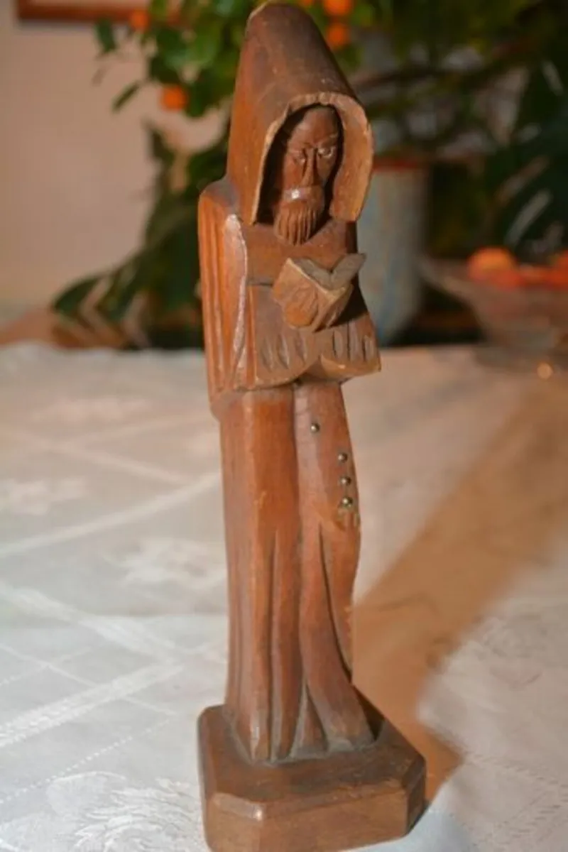 Vintage carved figurine of a reading monk - Image 3