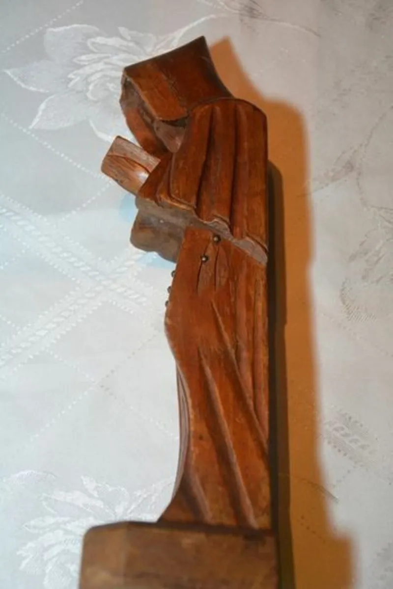 Vintage carved figurine of a reading monk - Image 4