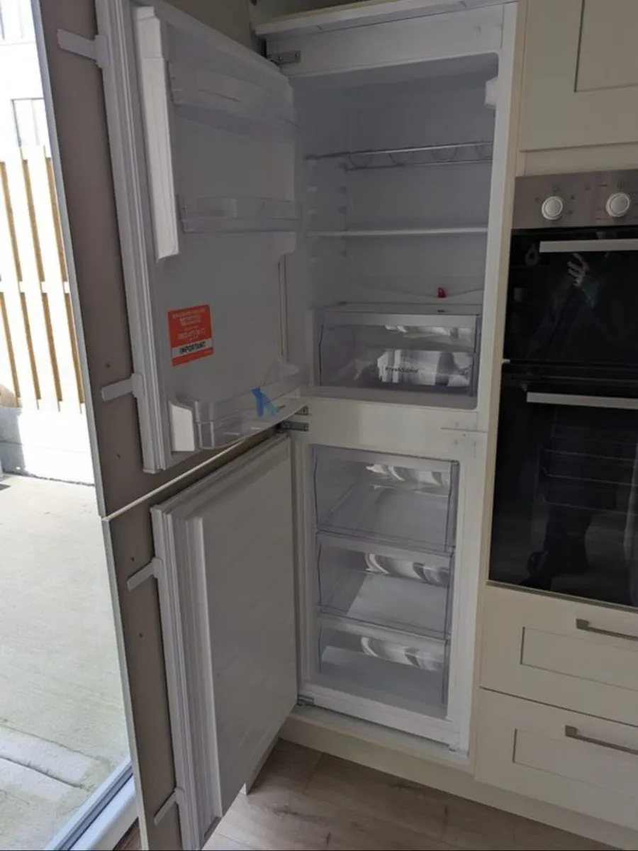 1DUK D Indesit 50/50 Integrated Fridge Freezer