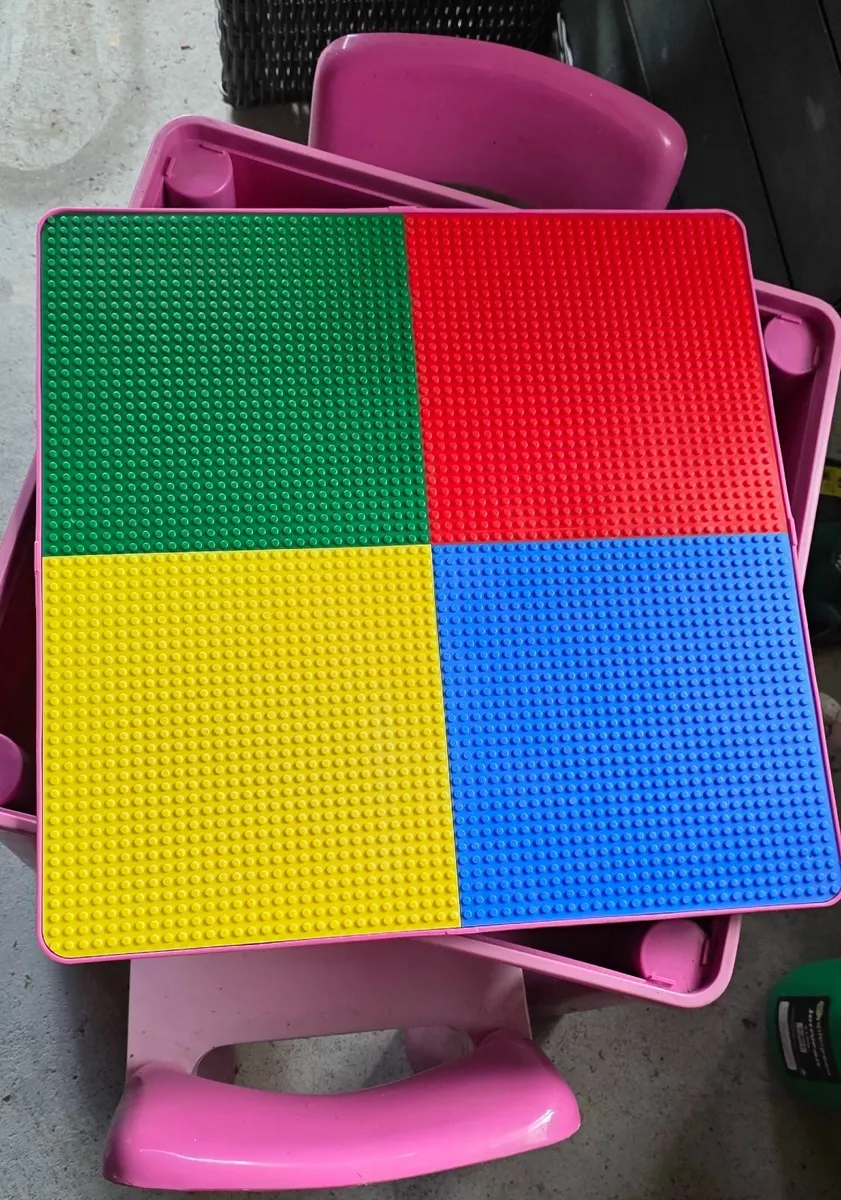 Play table with 2 chairs - Image 3