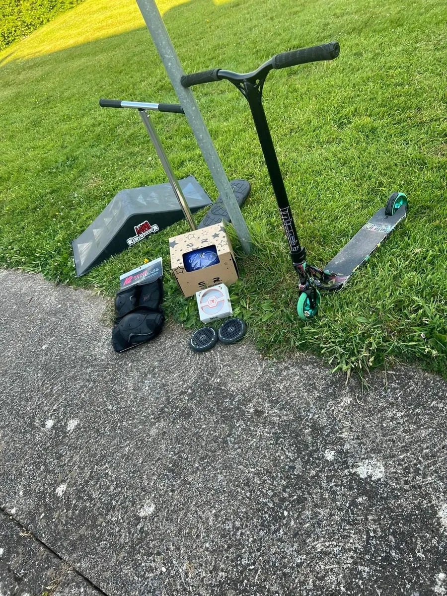 Stunt scooter and accessories - Image 1