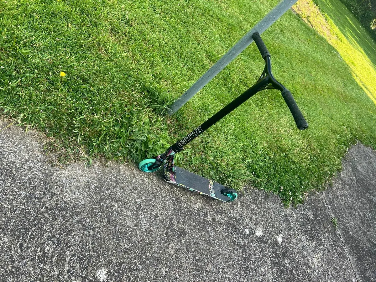 Stunt scooter and accessories - Image 2