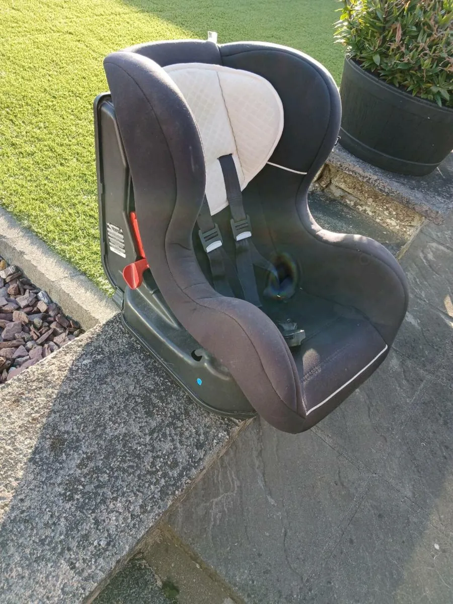 Car seat - Image 1