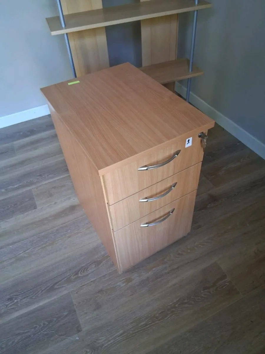 Lockable shelves