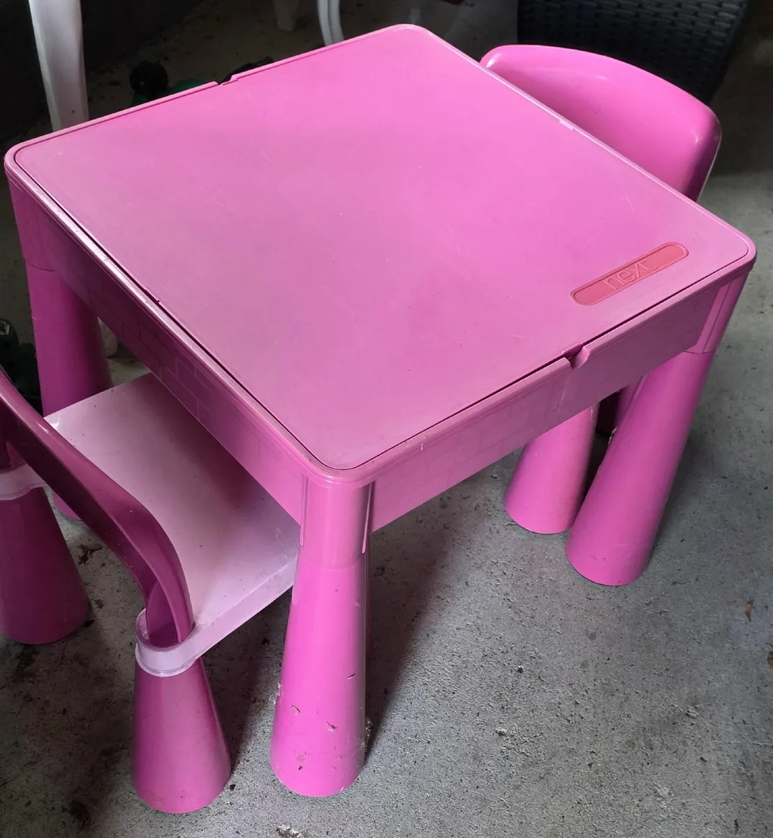 Play table & 2 chairs - Image 1