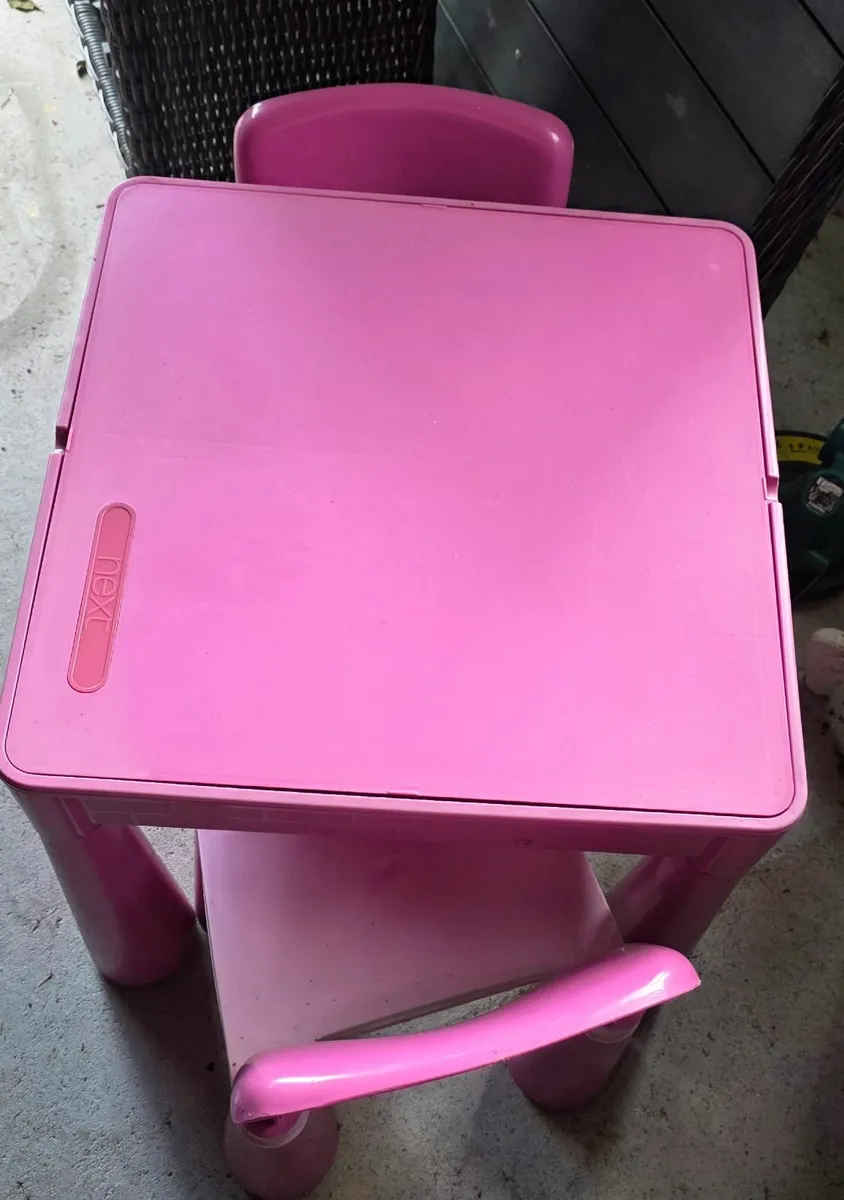 Play table & 2 chairs - Image 4
