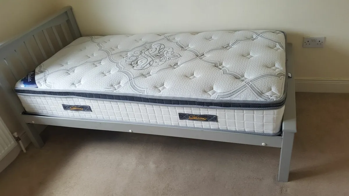 Single bed - Image 1