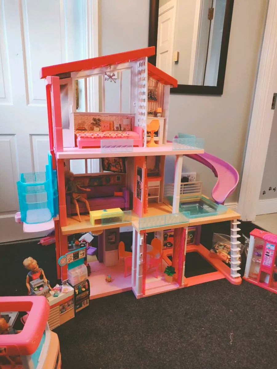 Barbie Dream house with accessories - Image 1