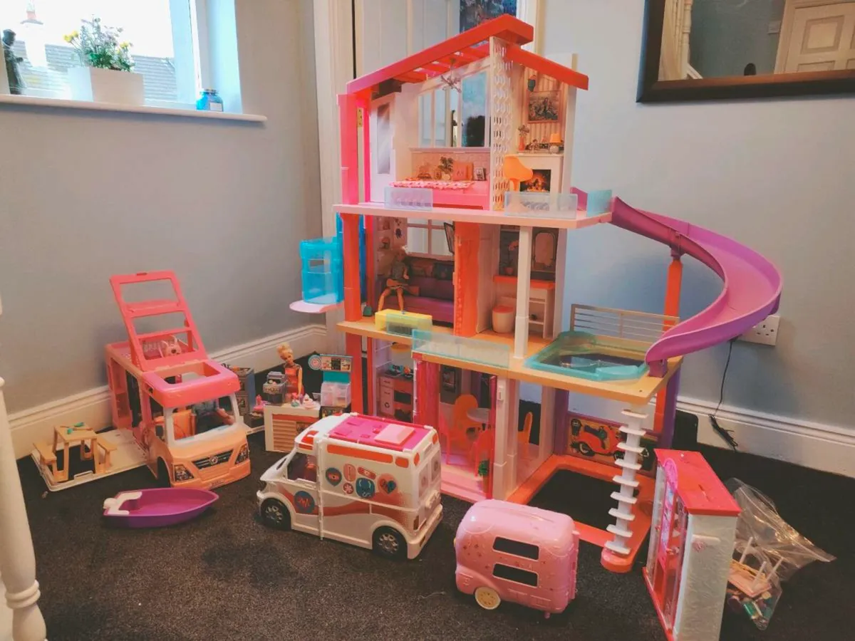 Barbie Dream house with accessories - Image 2