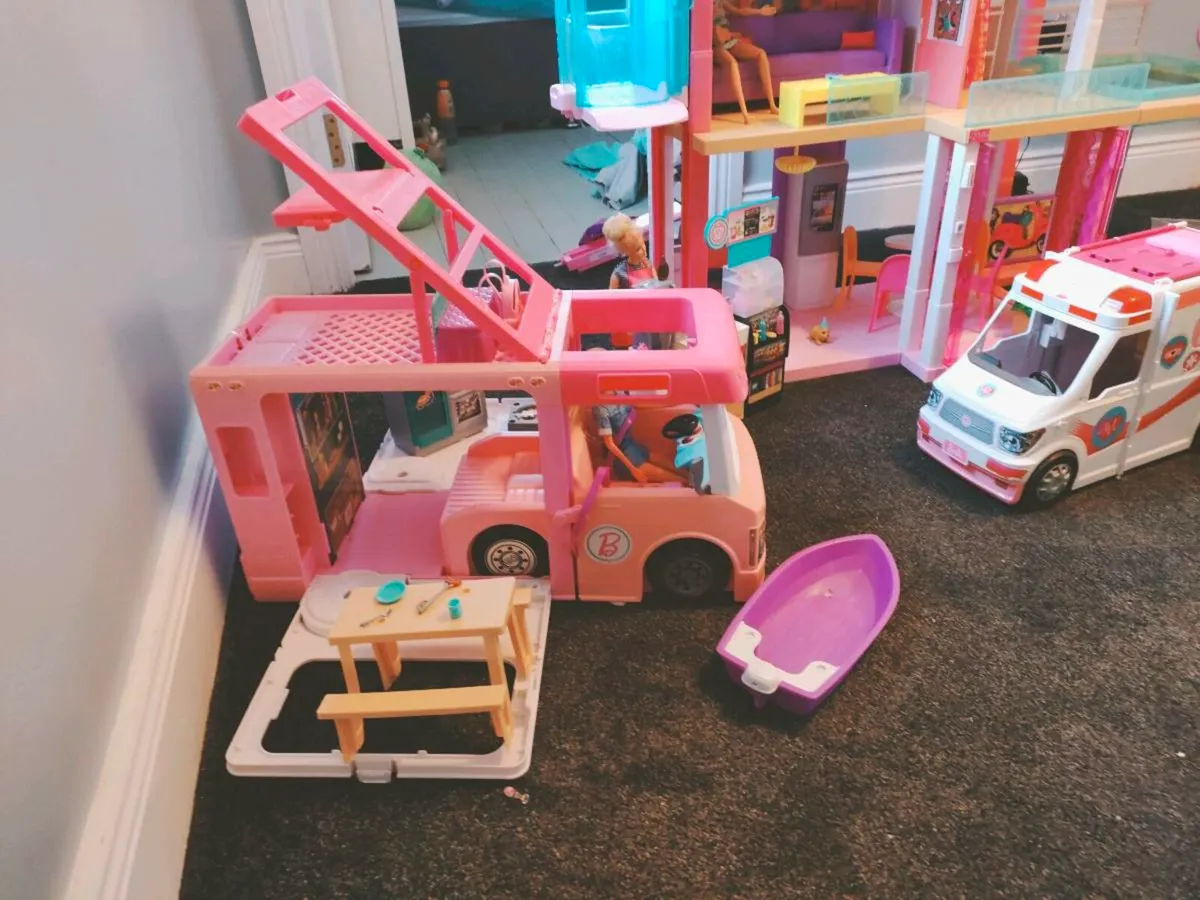 Barbie Dream house with accessories - Image 3