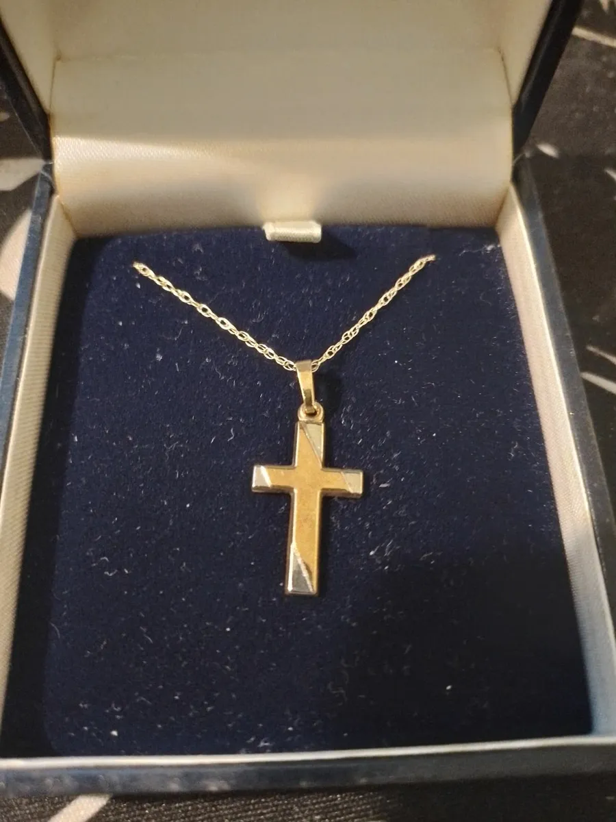 9ct GOLD CROSS AND CHAIN - Image 1