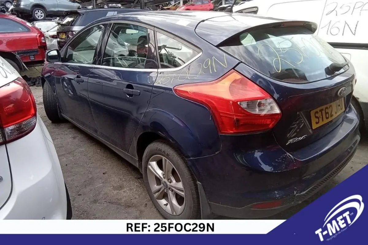 2013 FORD FOCUS BREAKING FOR PARTS - Image 4