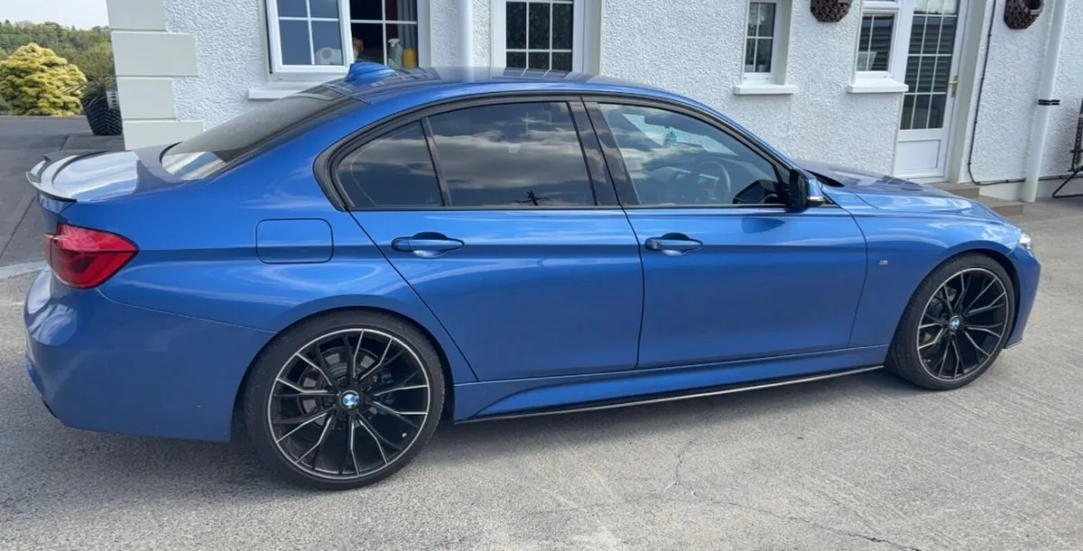 BMW 3-Series 2018 - Image 4