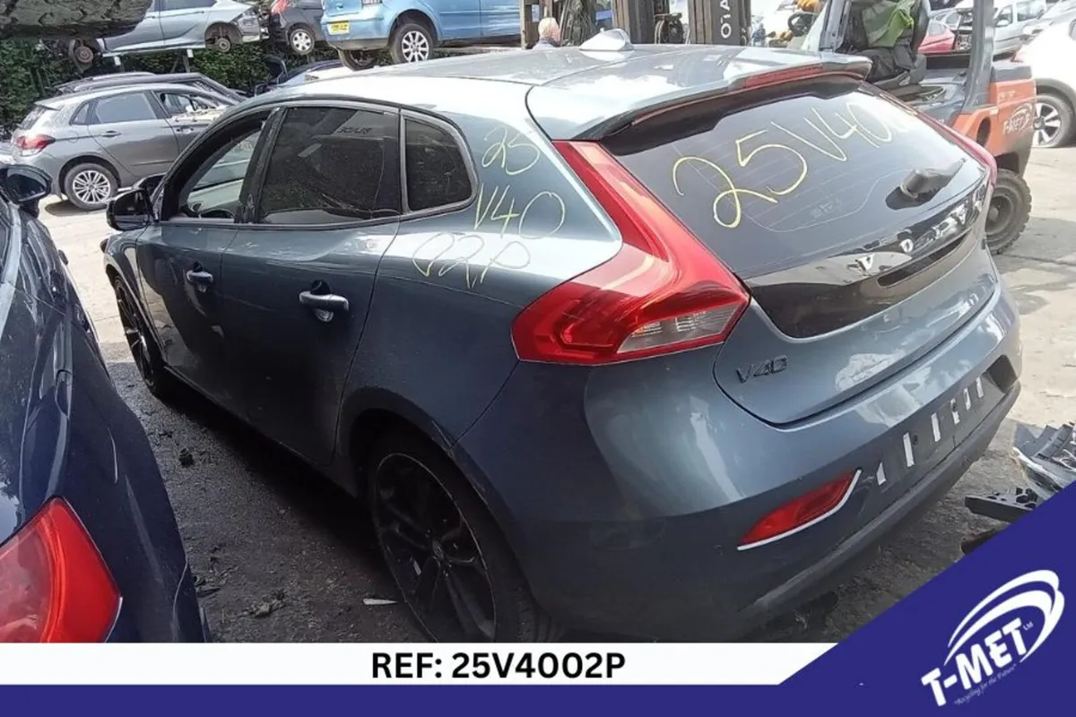 2013 VOLVO V40 BREAKING FOR PARTS - Image 1