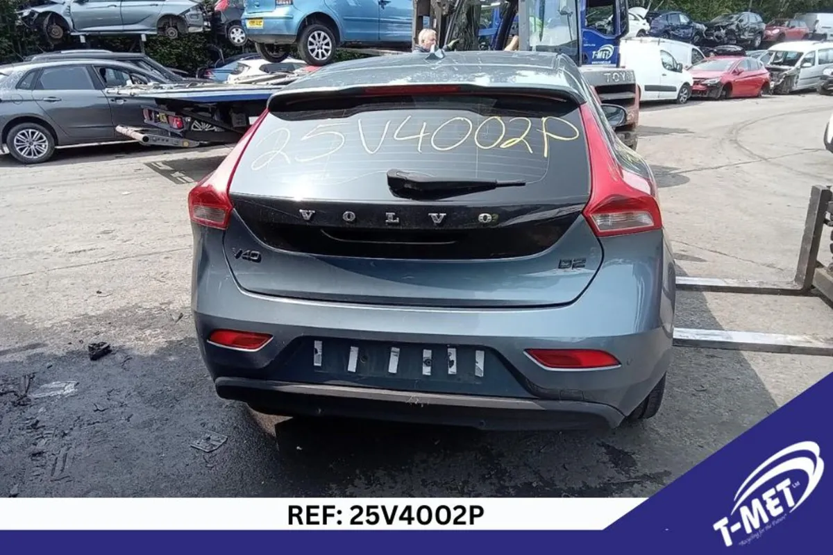 2013 VOLVO V40 BREAKING FOR PARTS - Image 2