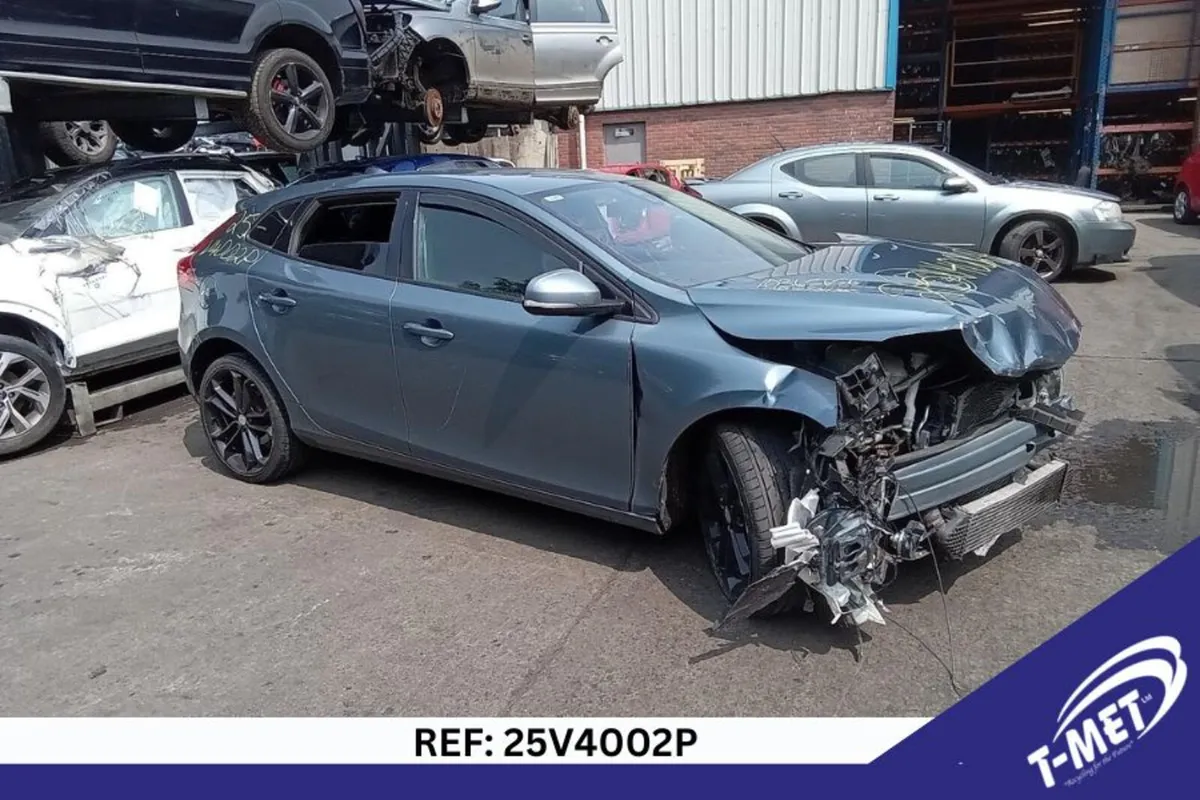 2013 VOLVO V40 BREAKING FOR PARTS - Image 4