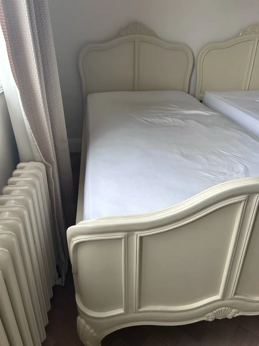 Bed - Image 1
