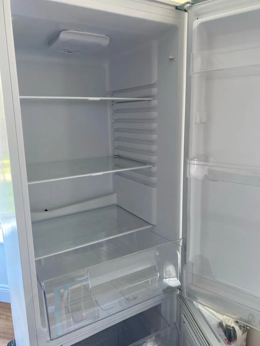 Logik fridge /freezer - Image 1