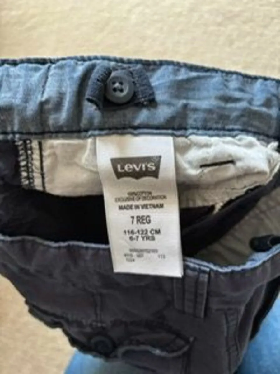 Levis Cargo Navy Shorts age 6-7 - Image 3