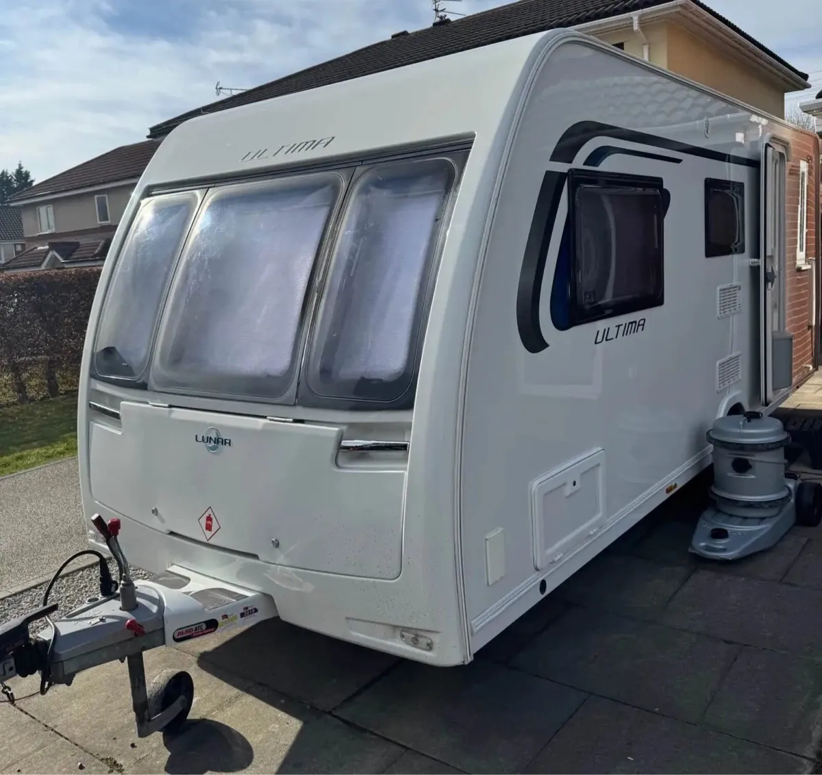 2016 Lunar ultima 524 4 berth caravan - Image 2