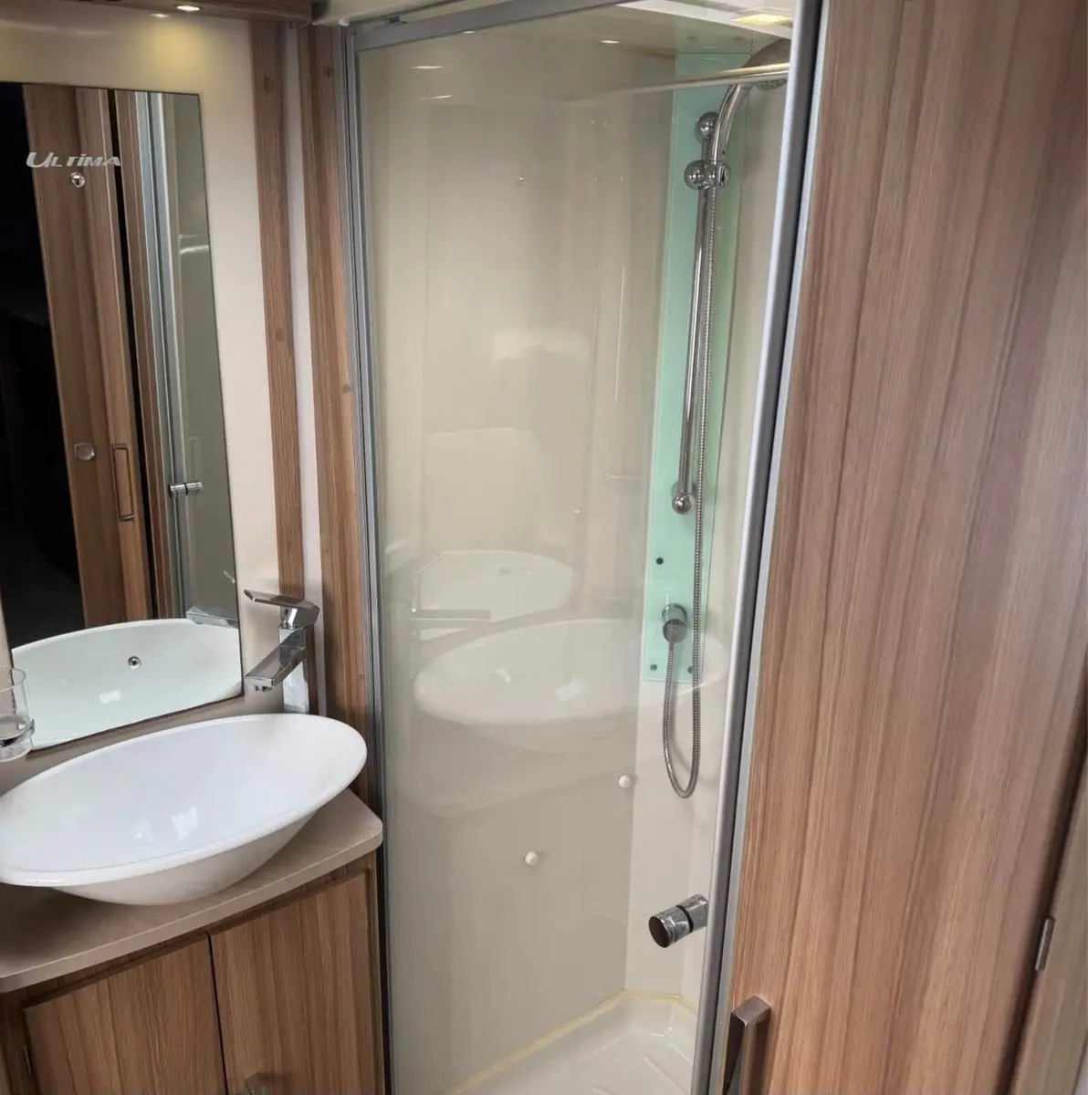 2016 Lunar ultima 524 4 berth caravan - Image 4